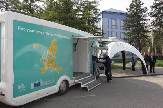 The EURAXESS bus on the campus of the University of Banja Luka